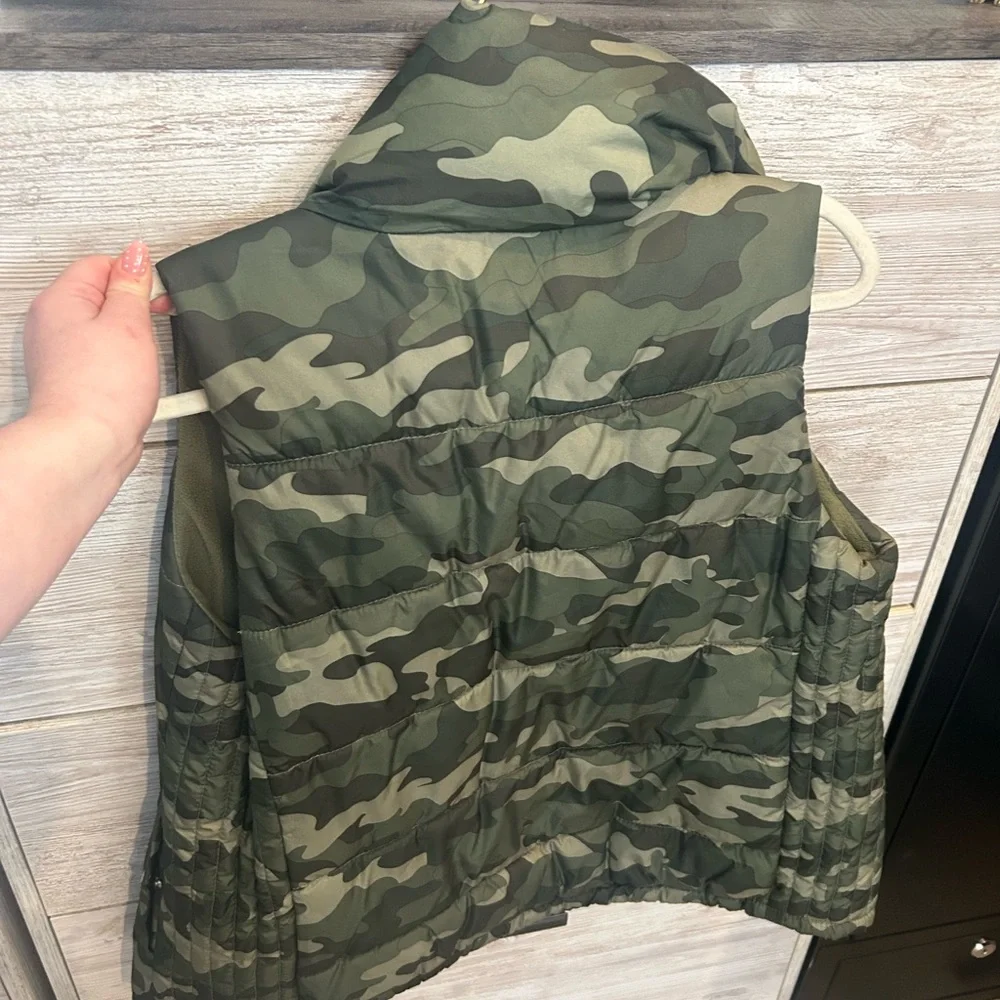Old Navy Women's Frost Free Camo Camouflage Green Fleece Lined Vest
